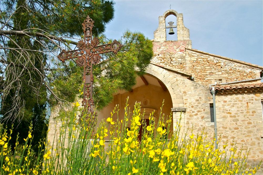 La chapelle du Moustier au printemps, à la sortie de Bédoin sur la route du Mont-Ventoux