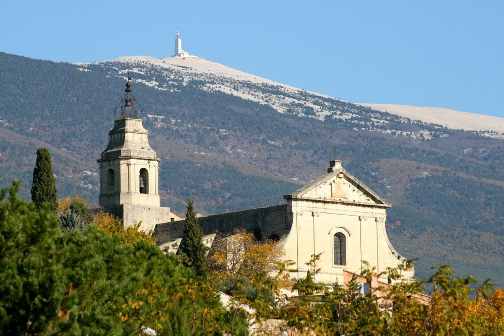 L'église Saint-Pierre et son clocher... rivalisent avec le mont Ventoux !