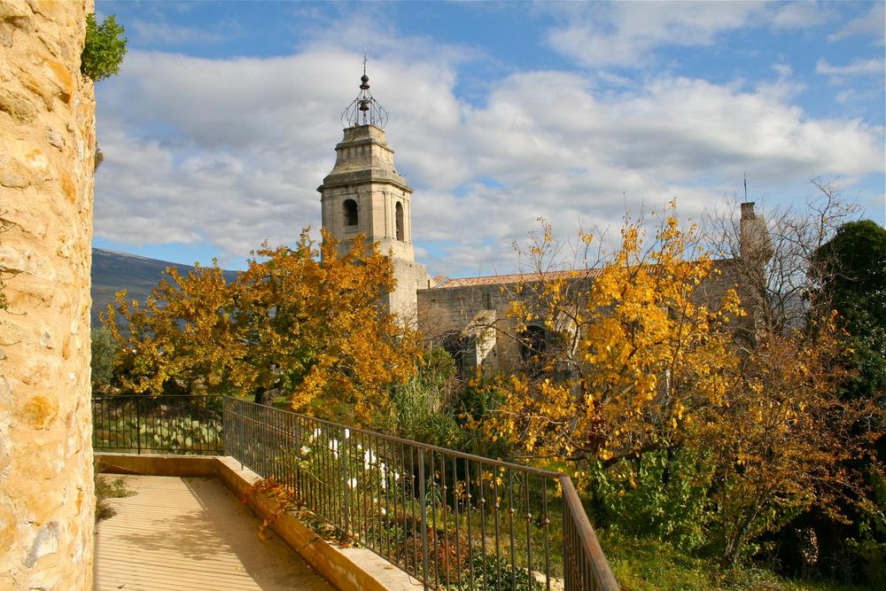 À l'automne, vue sur l'église Saint-Pierre