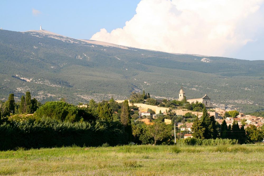 La colline, sommet du village, sur fond de mont Ventoux