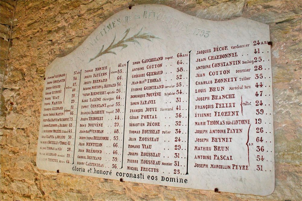 À l'intérieur de la chapelle, plaque commémorative des victimes de la Révolution