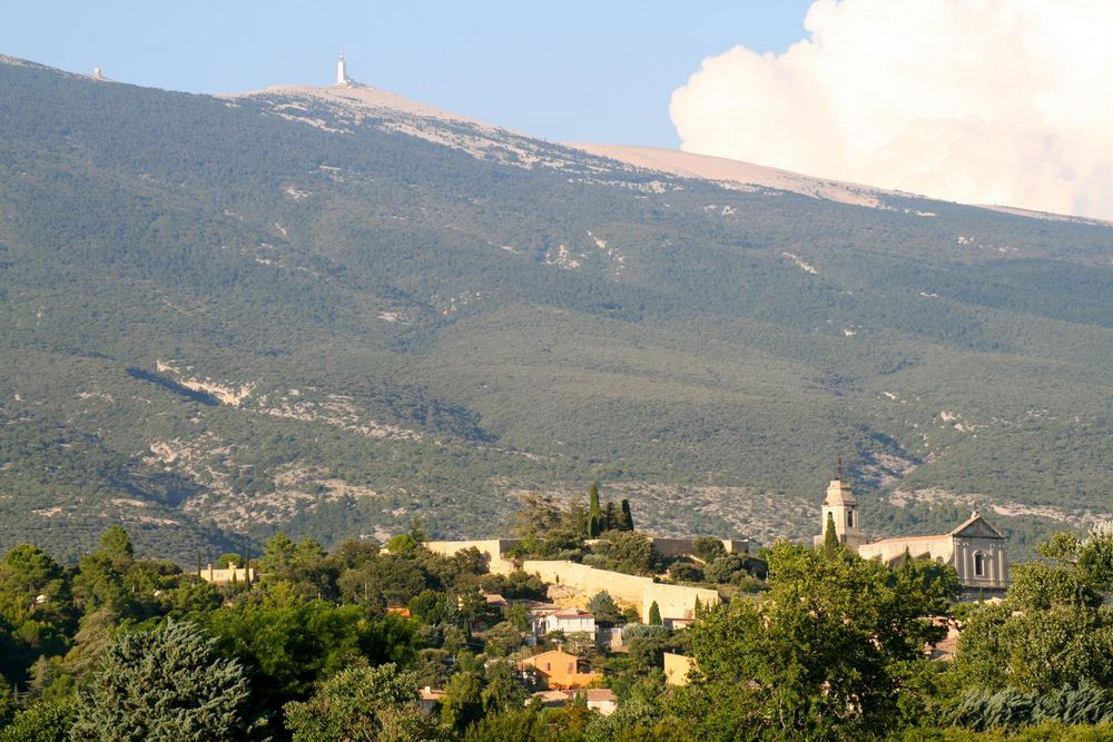 L'église dans le paysage du mont Ventoux